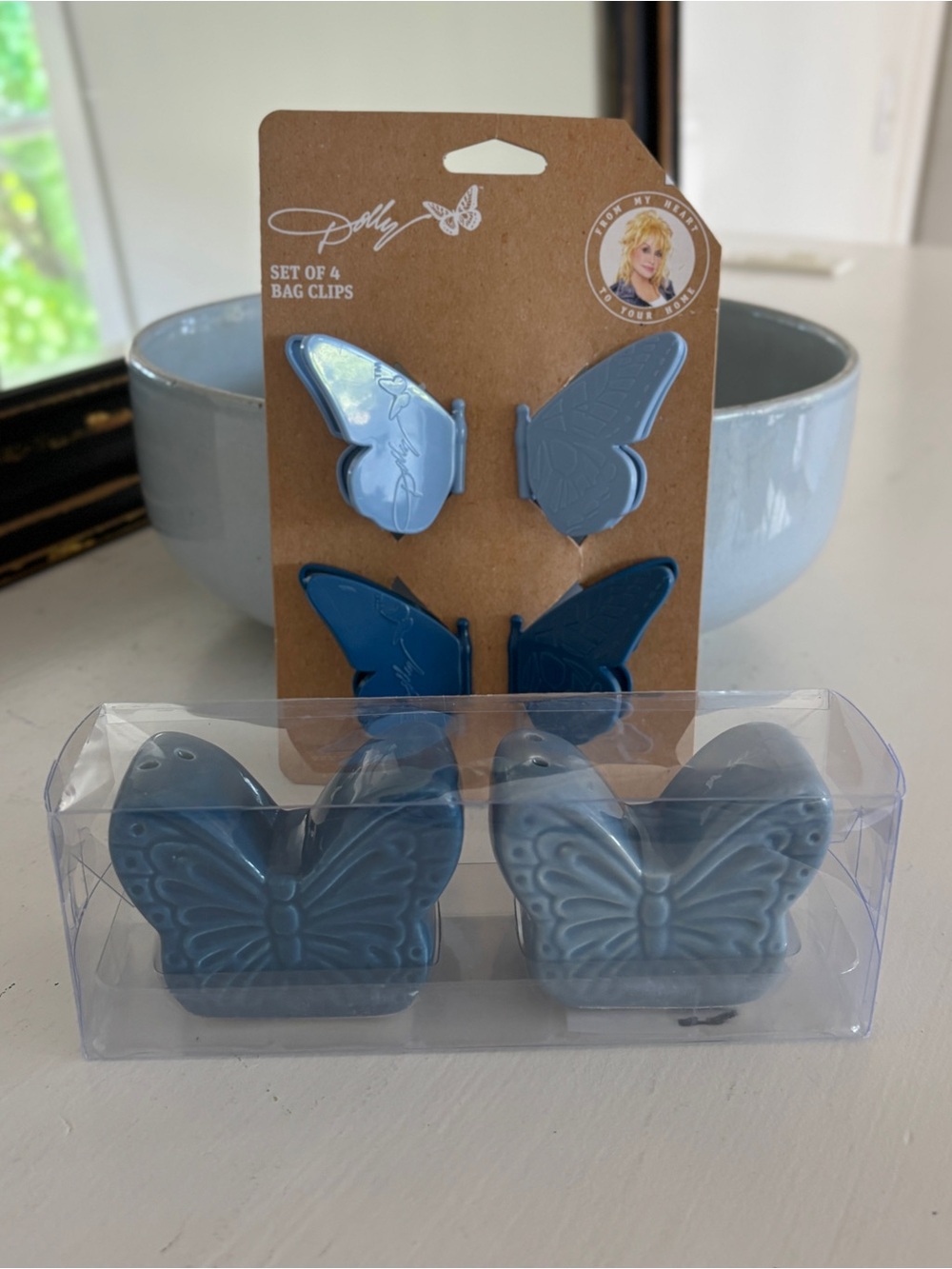DOLLY Parton Butterfly Bag Clips & Ceramic Salt & Pepper Shakers - Picture 2 of 9
